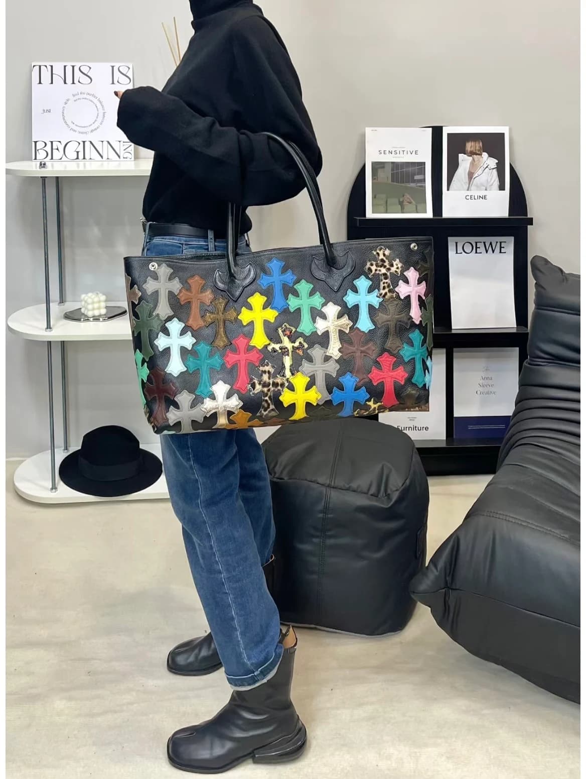 Вид сзади на текстильную сумку Chrome Hearts