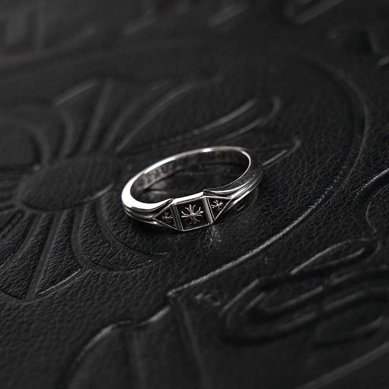 Серебряное кольцо Chrome Hearts на пальце руки