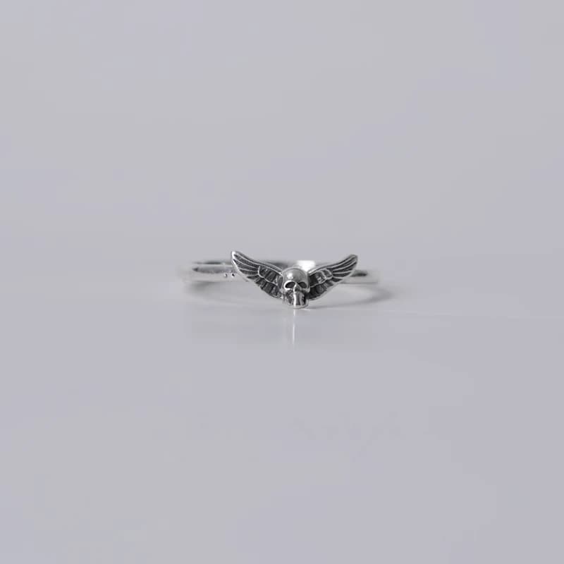 Крупный план рельефного узора на кольце Chrome Hearts