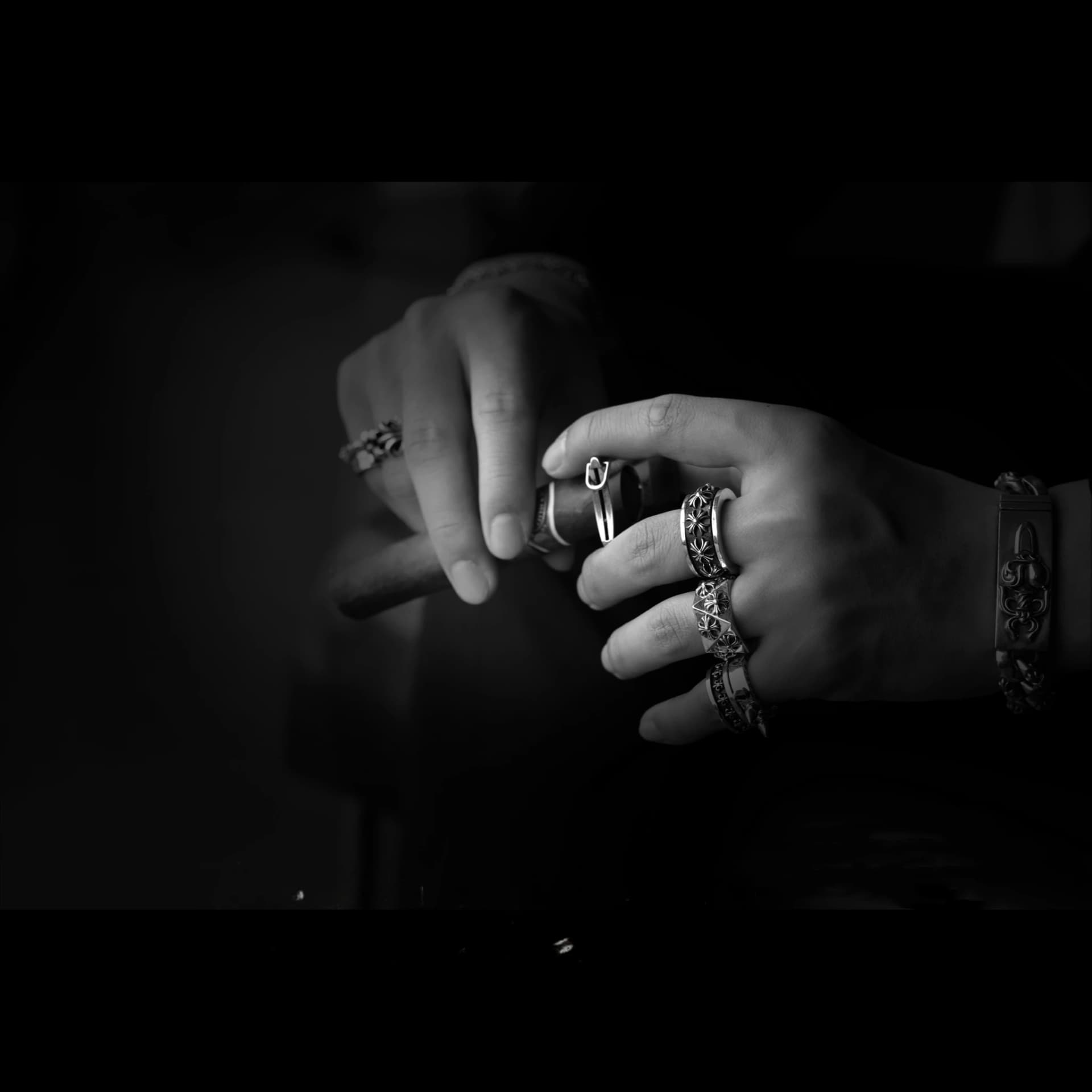 Гравировка бренда Chrome Hearts на внутренней стороне