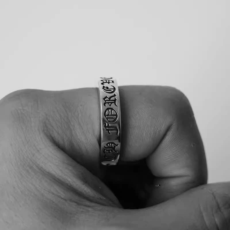 Серебряное кольцо с гравировкой Forever на указательном пальце