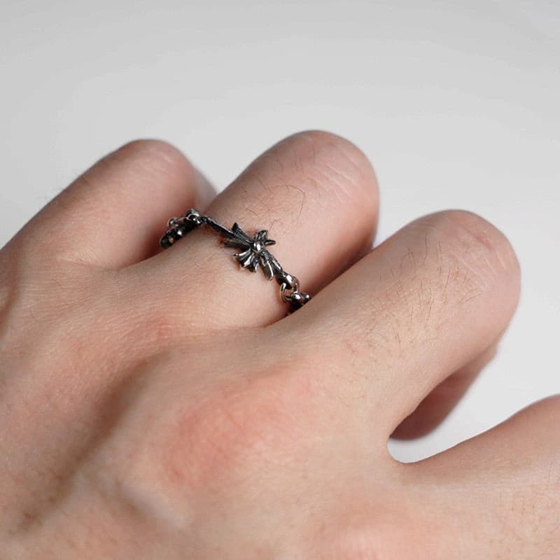 Серебряное кольцо с крестами Tiny-E CH Plus на пальце руки