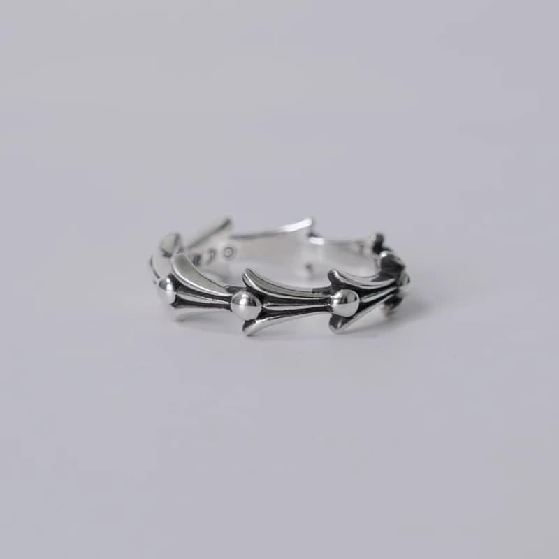 Серебряное кольцо Cross Tail с рельефным орнаментом, вид сбоку
