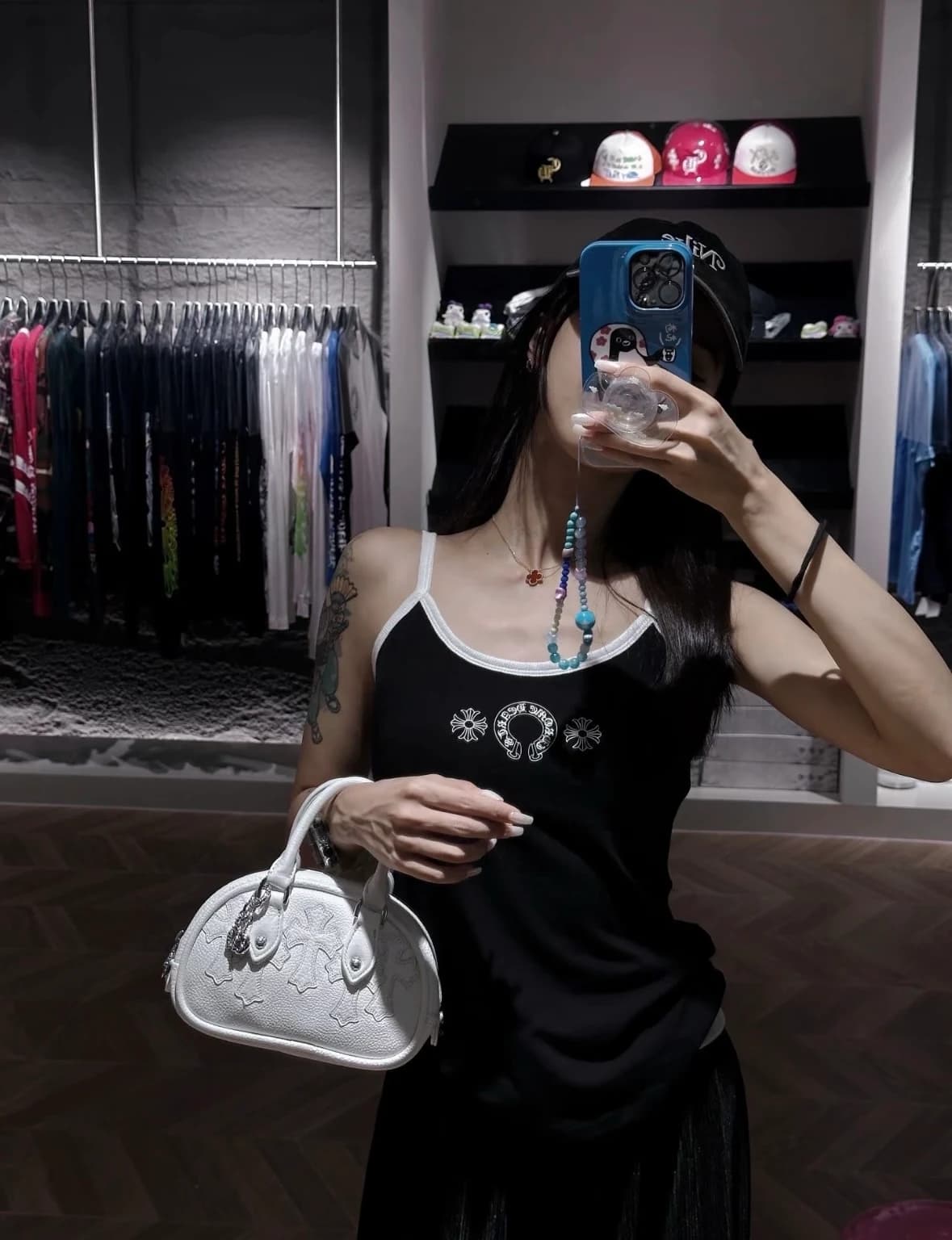 Белая кожаная сумка Chrome Hearts вид сбоку