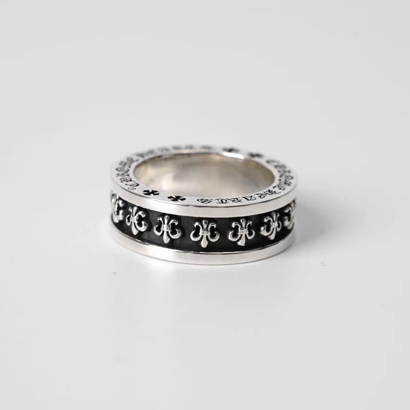 Серебряное кольцо с орнаментом из геральдических лилий BS Fleur на белом фоне