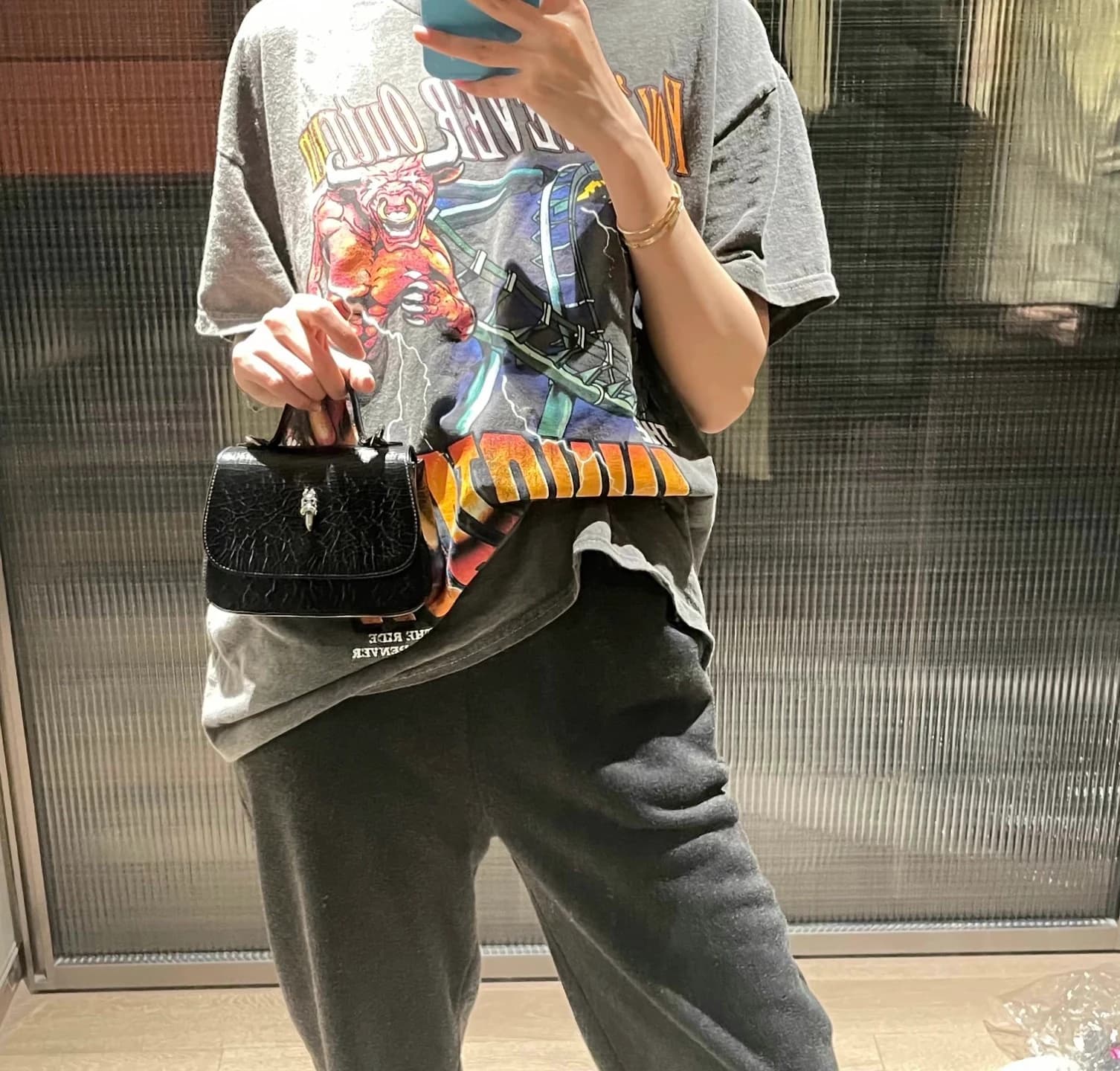 Боковой профиль черной кожаной сумки Chrome Hearts