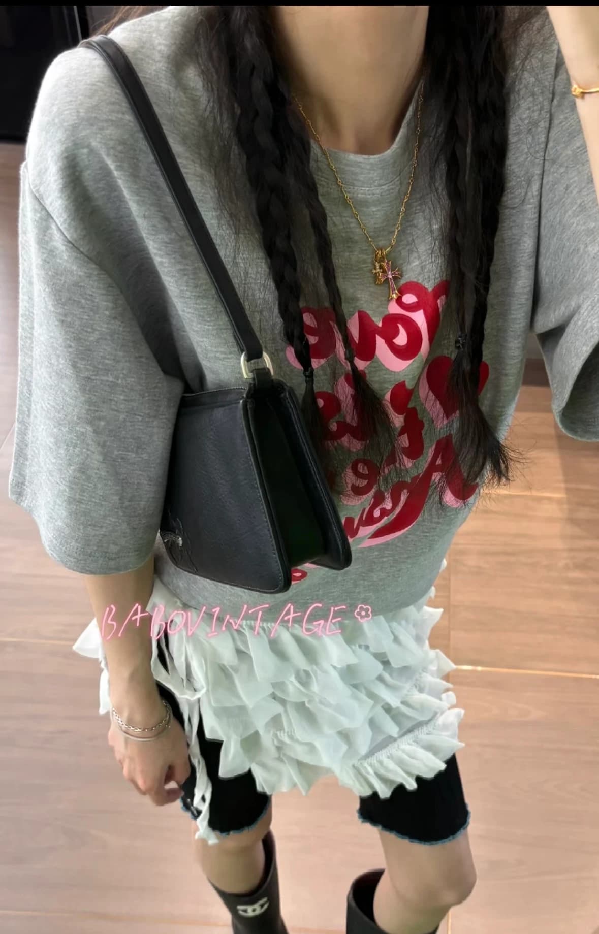 Металлическая застежка на сумке Chrome Hearts
