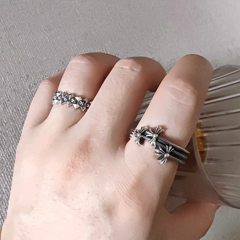 Серебряное кольцо с орнаментом крестов CH Plus на пальце рядом с кольцом с крестом