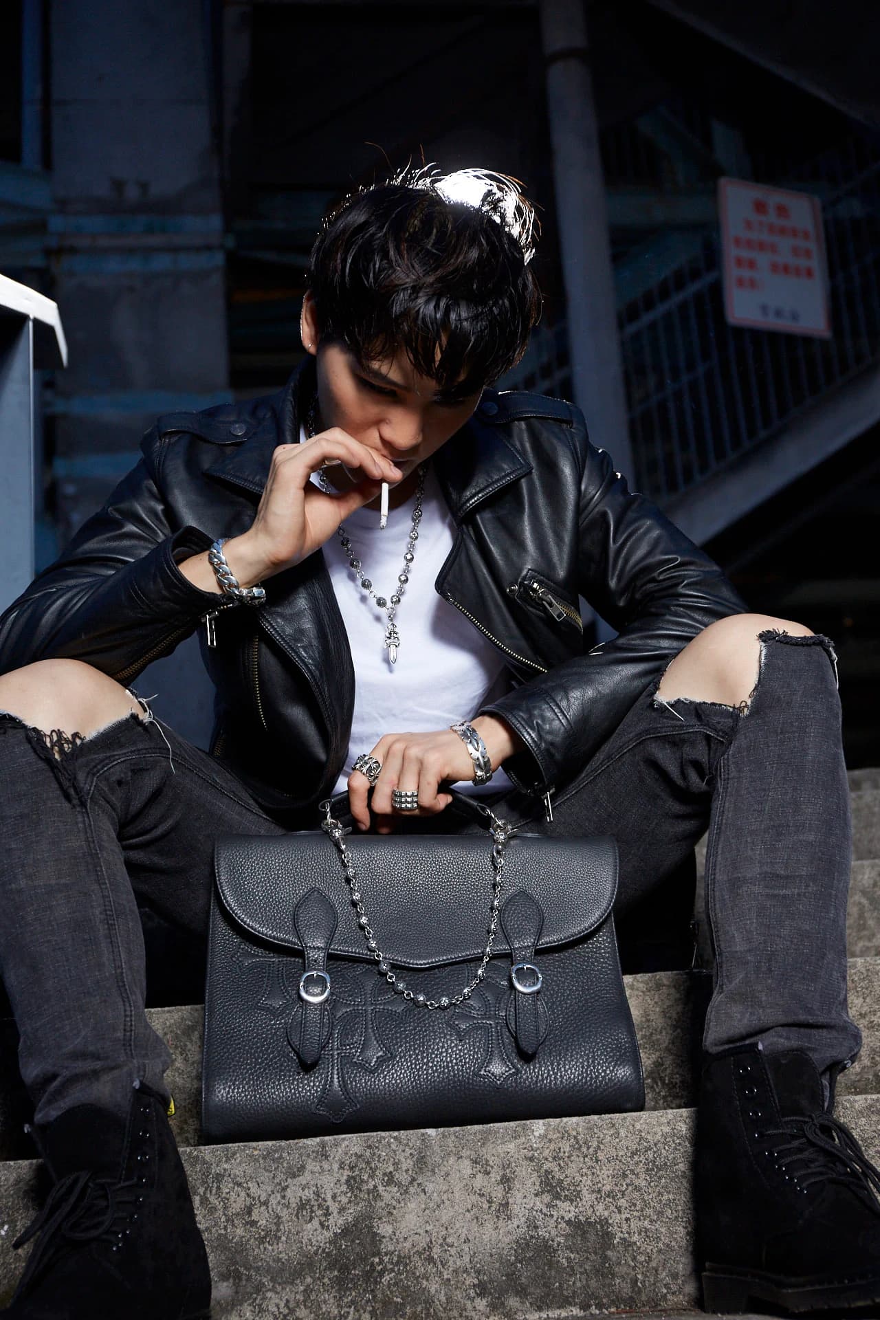Серебряная застежка крупным планом Chrome Hearts