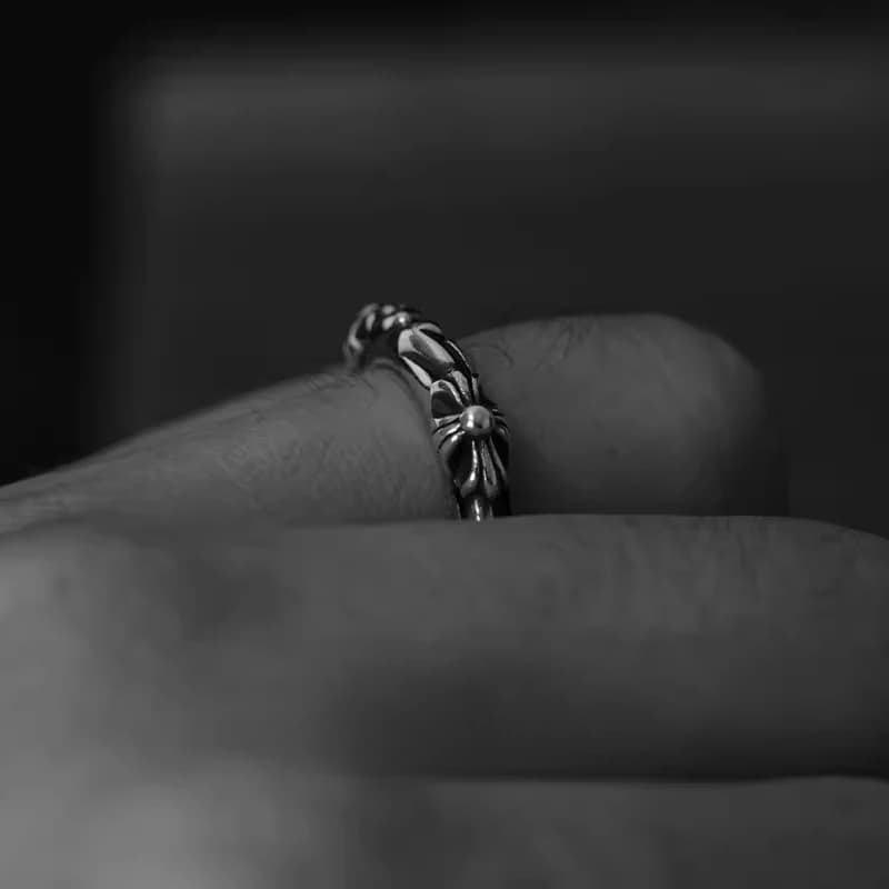 Серебряное кольцо на пальце, демонстрирует, как изделие смотрится при ношении