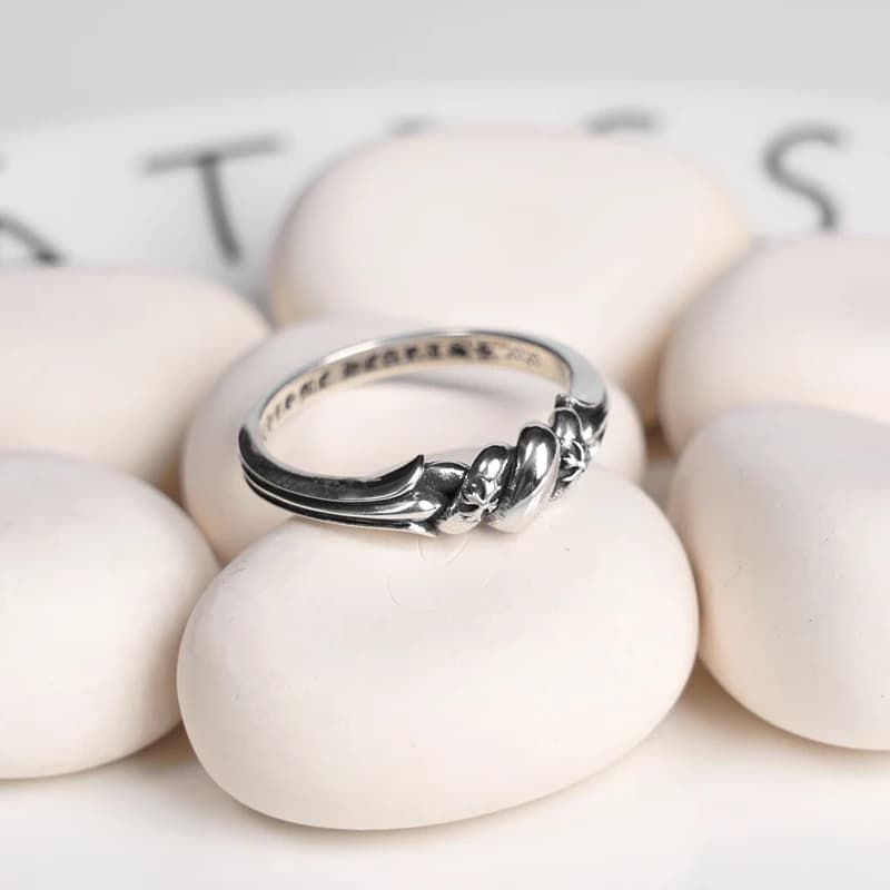 Серебряное кольцо Extra Fancy Tail на белых декоративных камнях