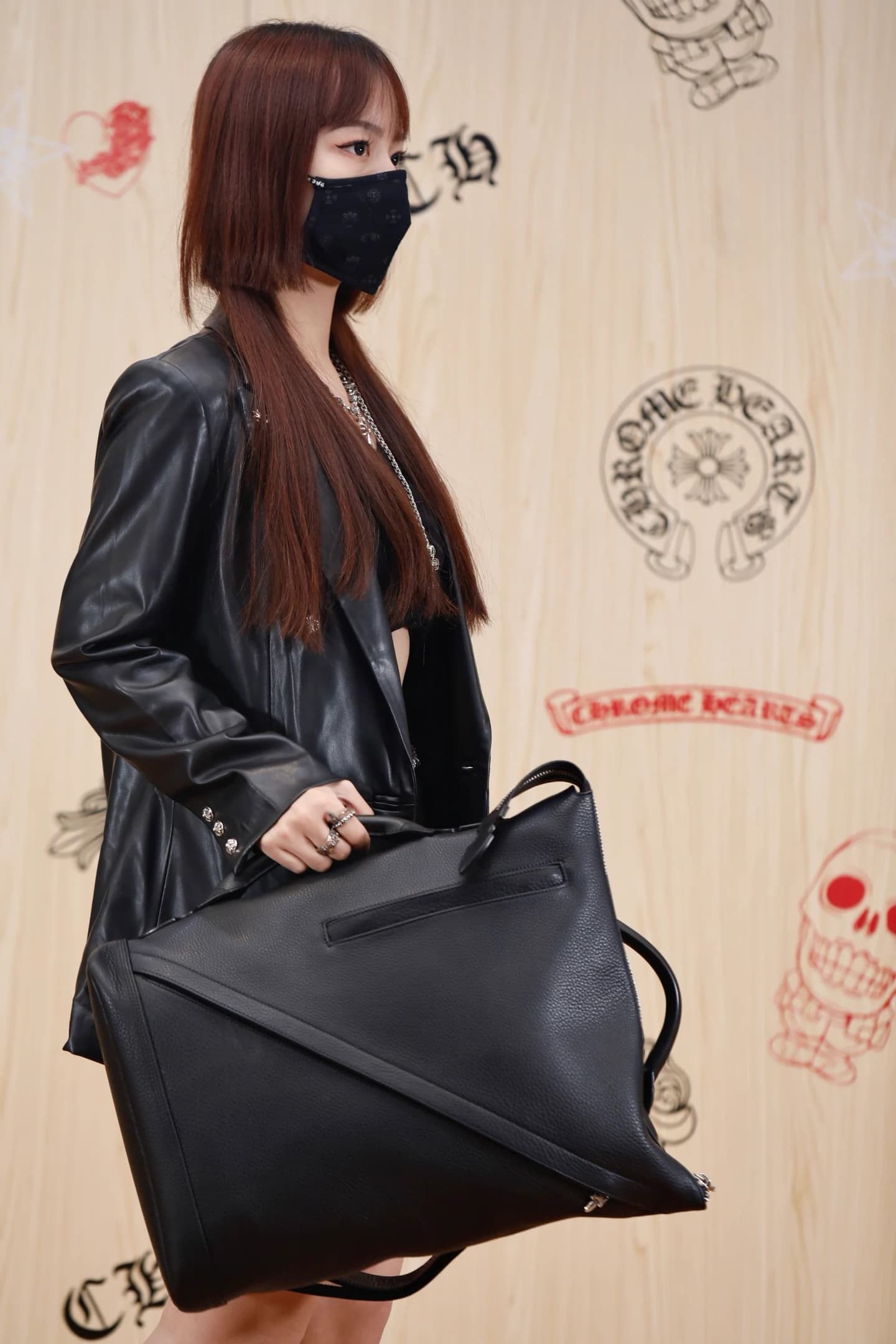 Внутреннее отделение рюкзака с логотипом Chrome Hearts