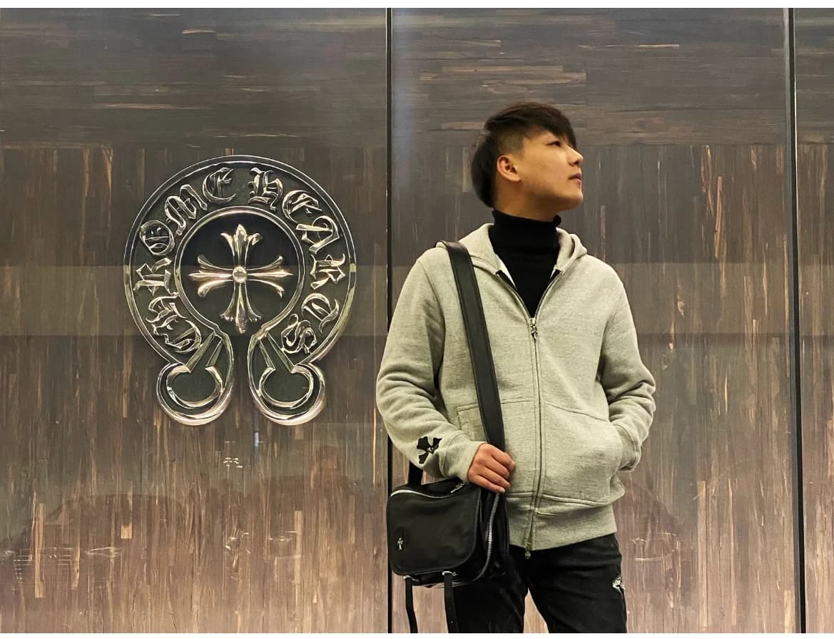 Задняя сторона черной кожаной сумки Chrome Hearts