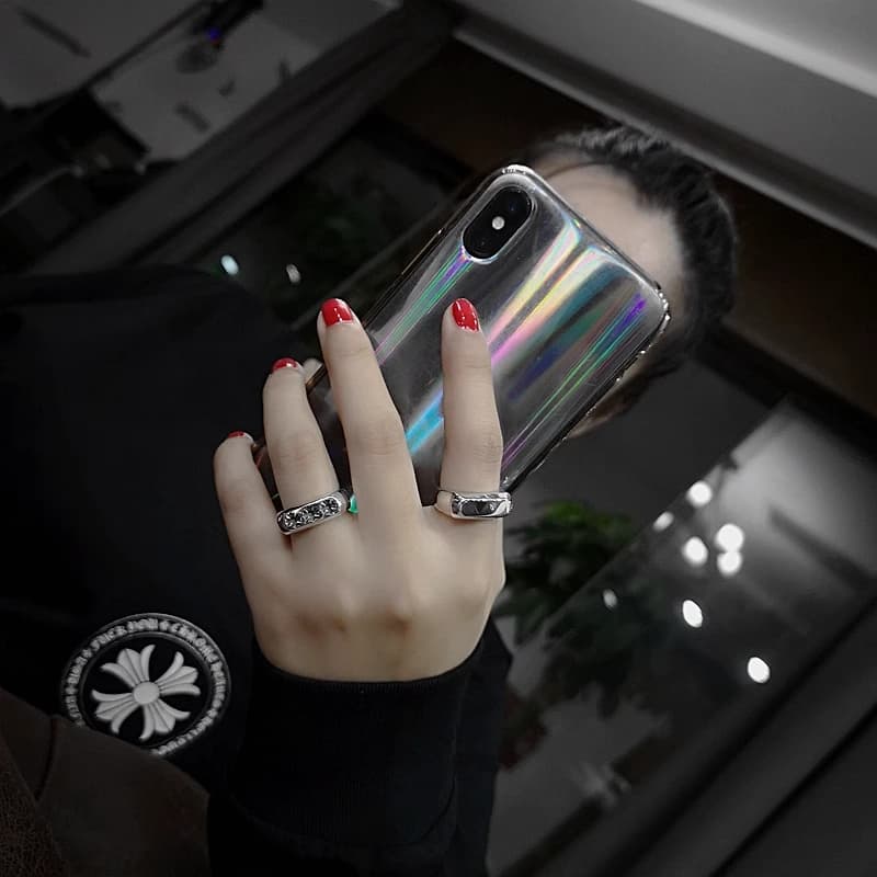 Кольцо на пальце девушки со смартфоном, вид спереди