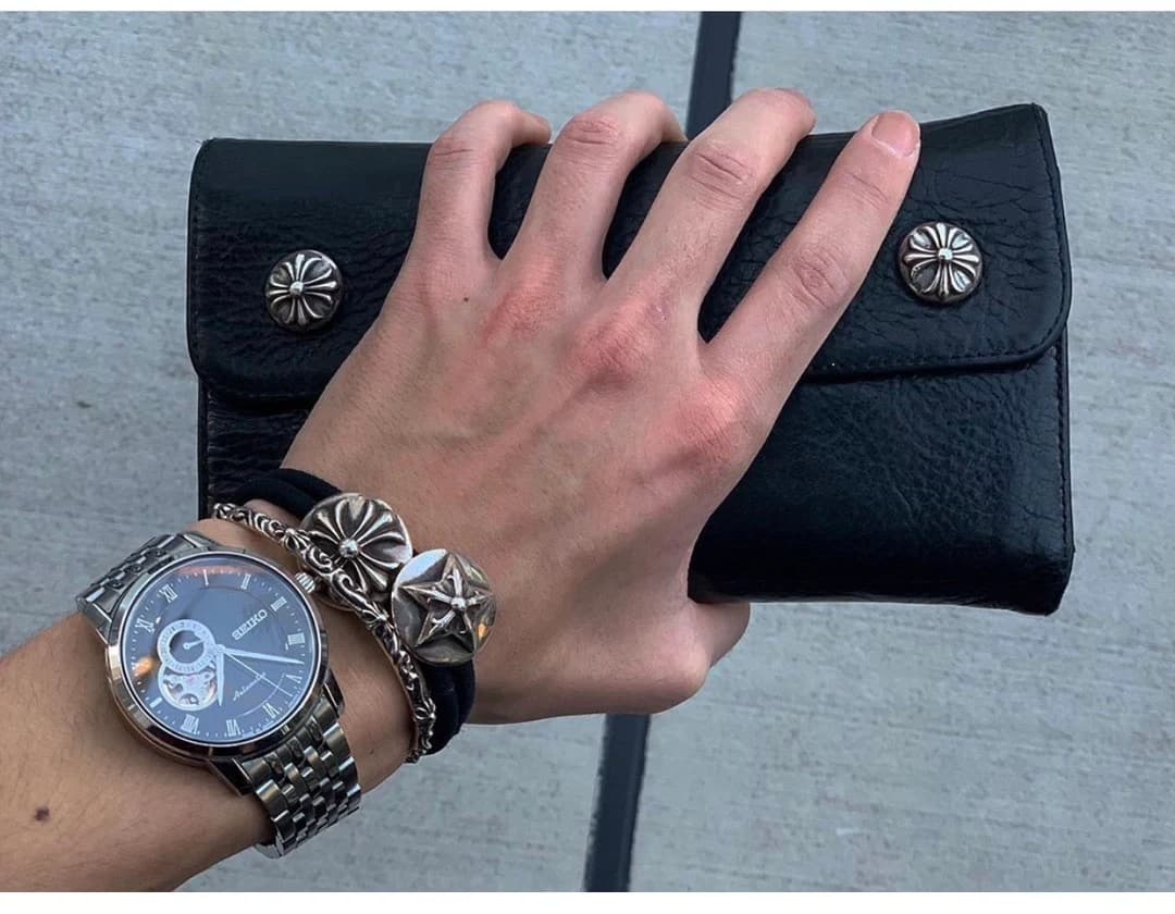 Полностью развернутый черный кошелек Chrome Hearts
