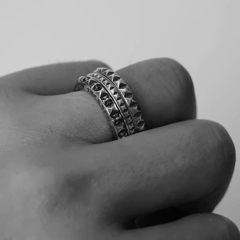Кольцо Chrome Hearts под углом сверху