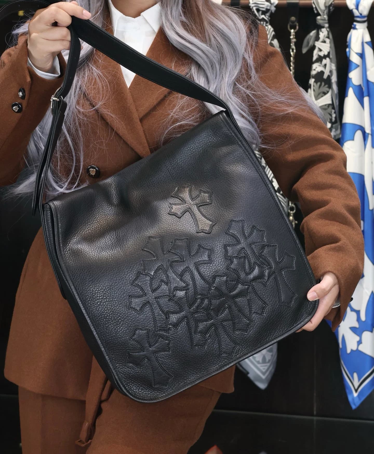 Текстура натуральной кожи с нашивками крестов Chrome Hearts
