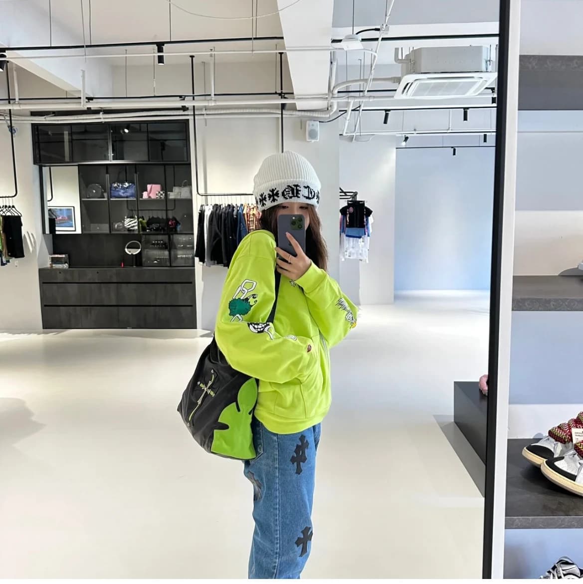 Вид сзади на черную сумку Chrome Hearts K692