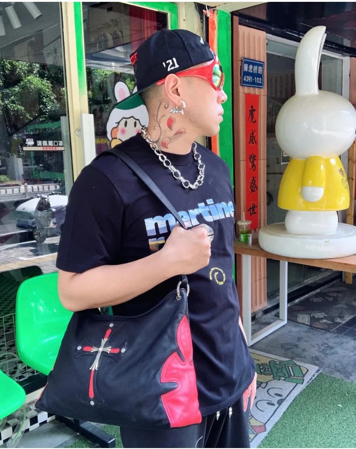 Задняя сторона кожаной сумки Chrome Hearts с прострочкой