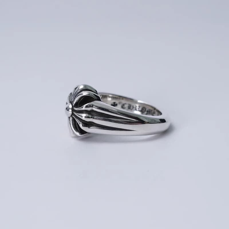 Боковой профиль серебряного кольца Chrome Hearts
