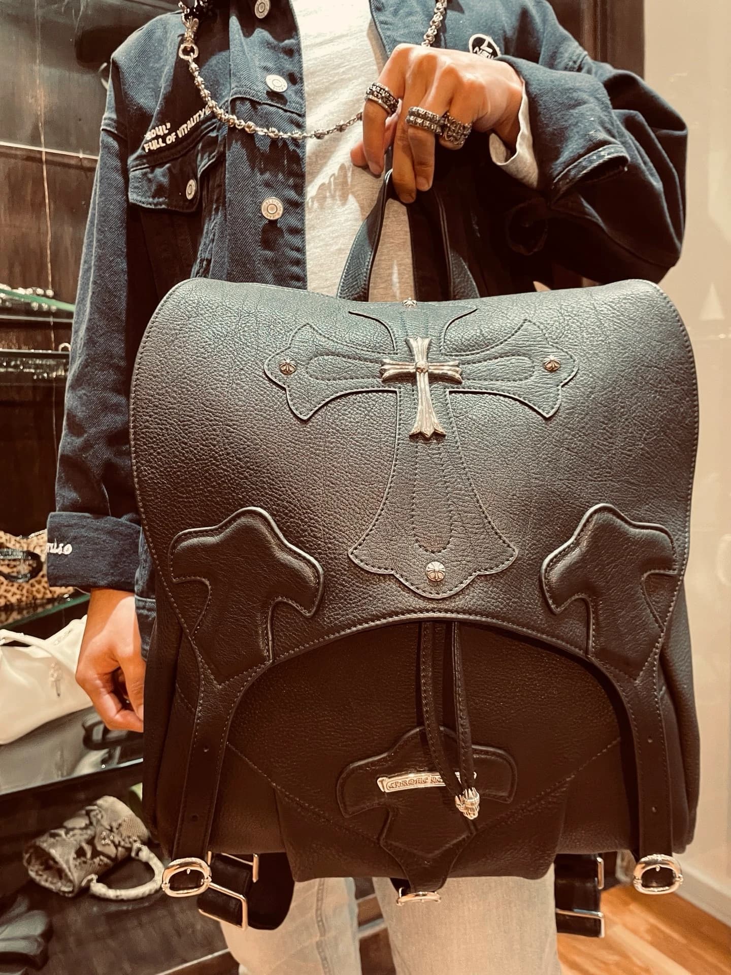 Внутреннее отделение черного рюкзака Chrome Hearts