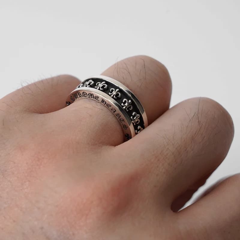 Серебряное кольцо с чернёным узором BS Fleur на пальце крупным планом