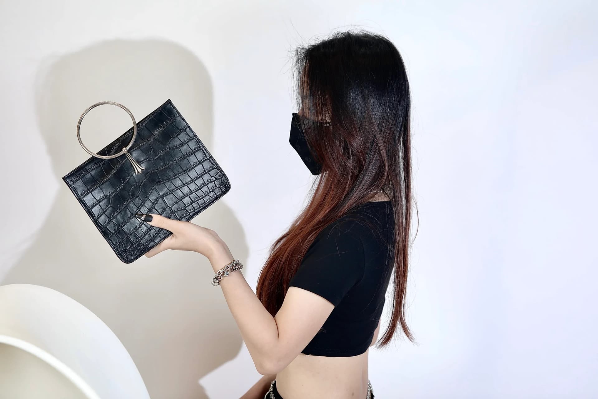 Боковой ракурс черной сумки Chrome Hearts