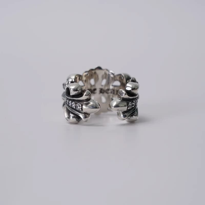 Серебряное кольцо Double Floral с фианитами в руке человека