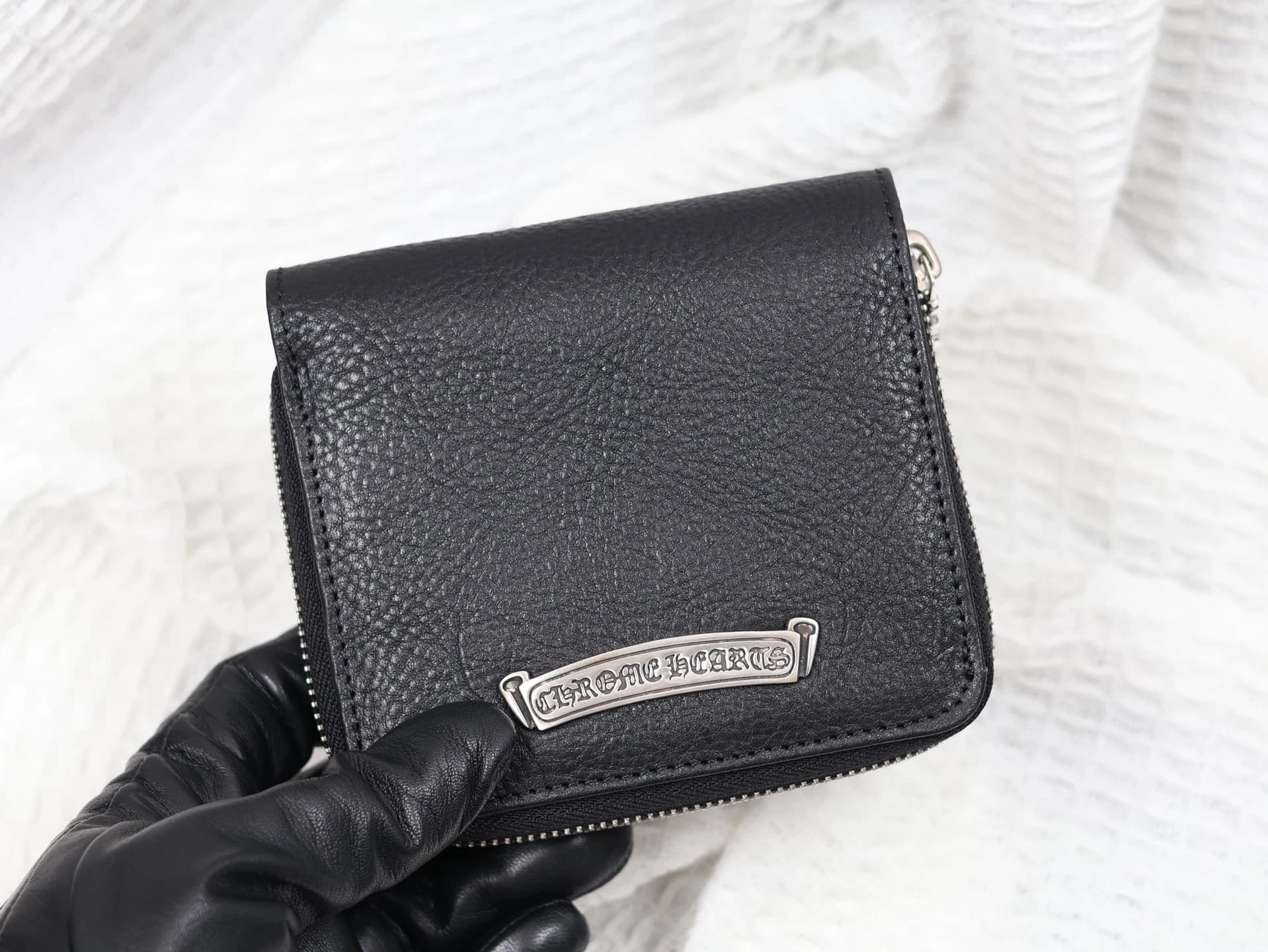 Серебряная фурнитура на кожаном кошельке Chrome Hearts