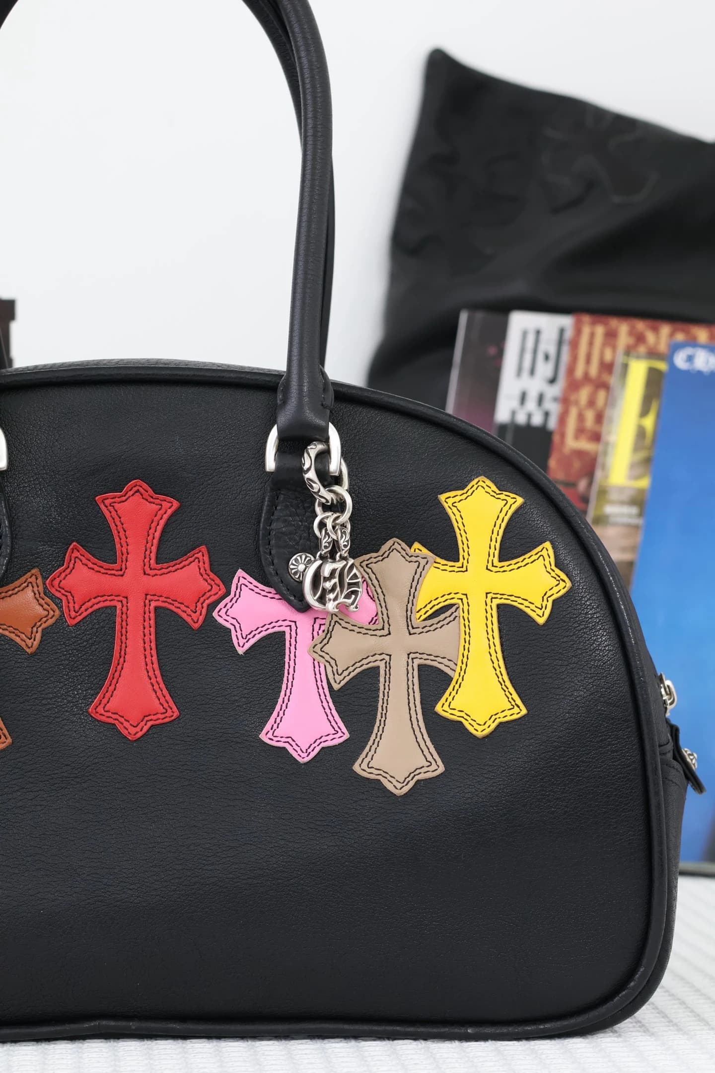 Вид сзади на черную сумку Chrome Hearts с нашивками