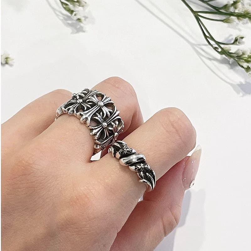 Серебряное кольцо Extra Fancy Tail в сочетании с широким кольцом на пальцах