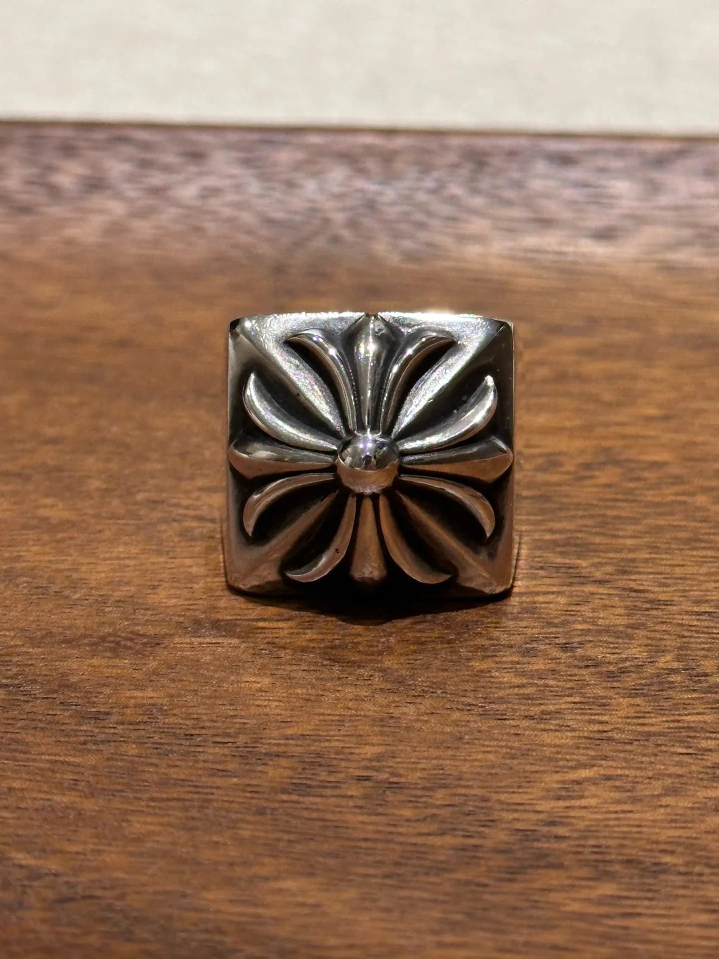 Вид сверху на массивное кольцо Chrome Hearts из серебра 925 пробы