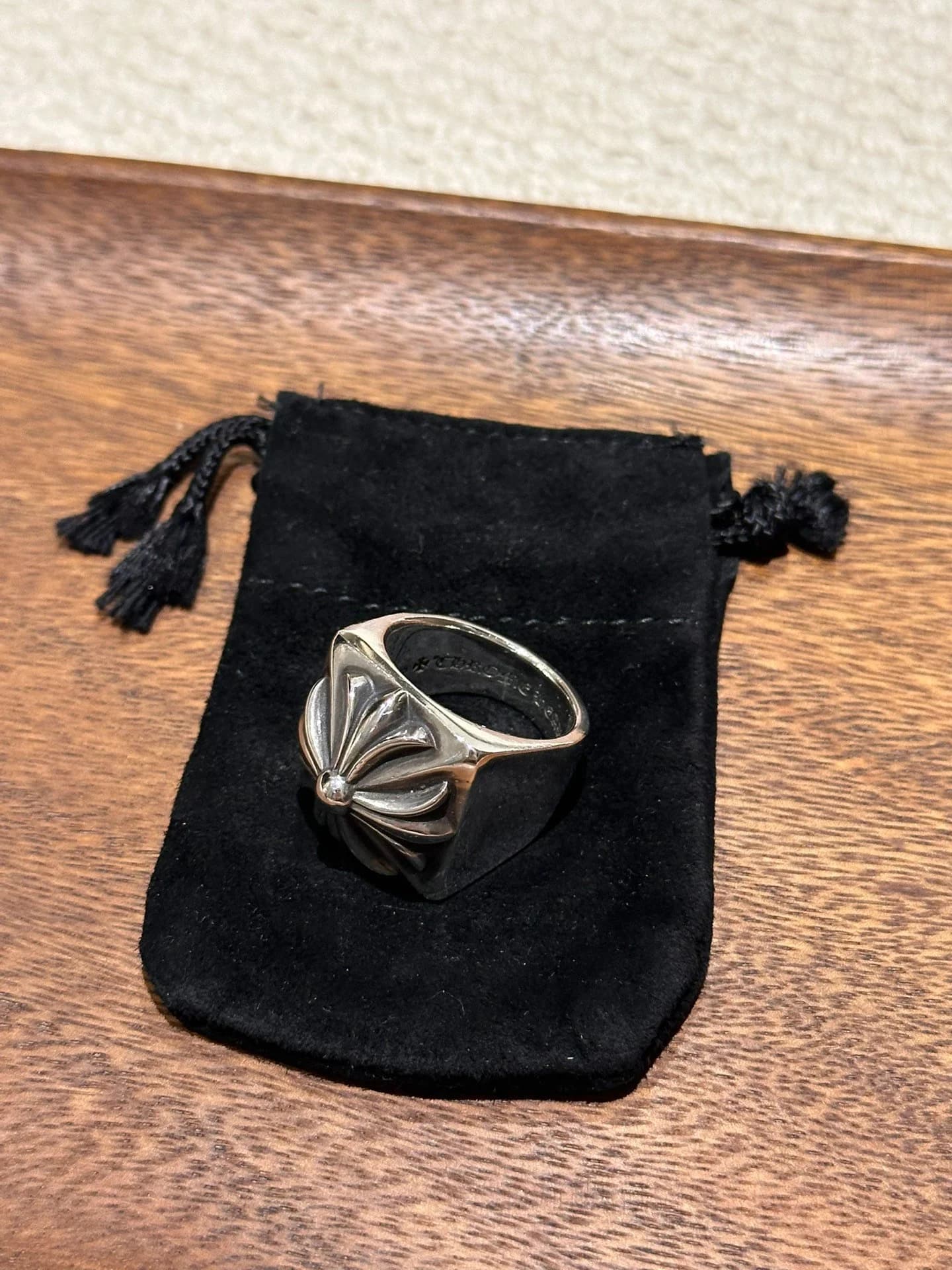Кольцо Chrome Hearts на фирменном черном замшевом мешочке