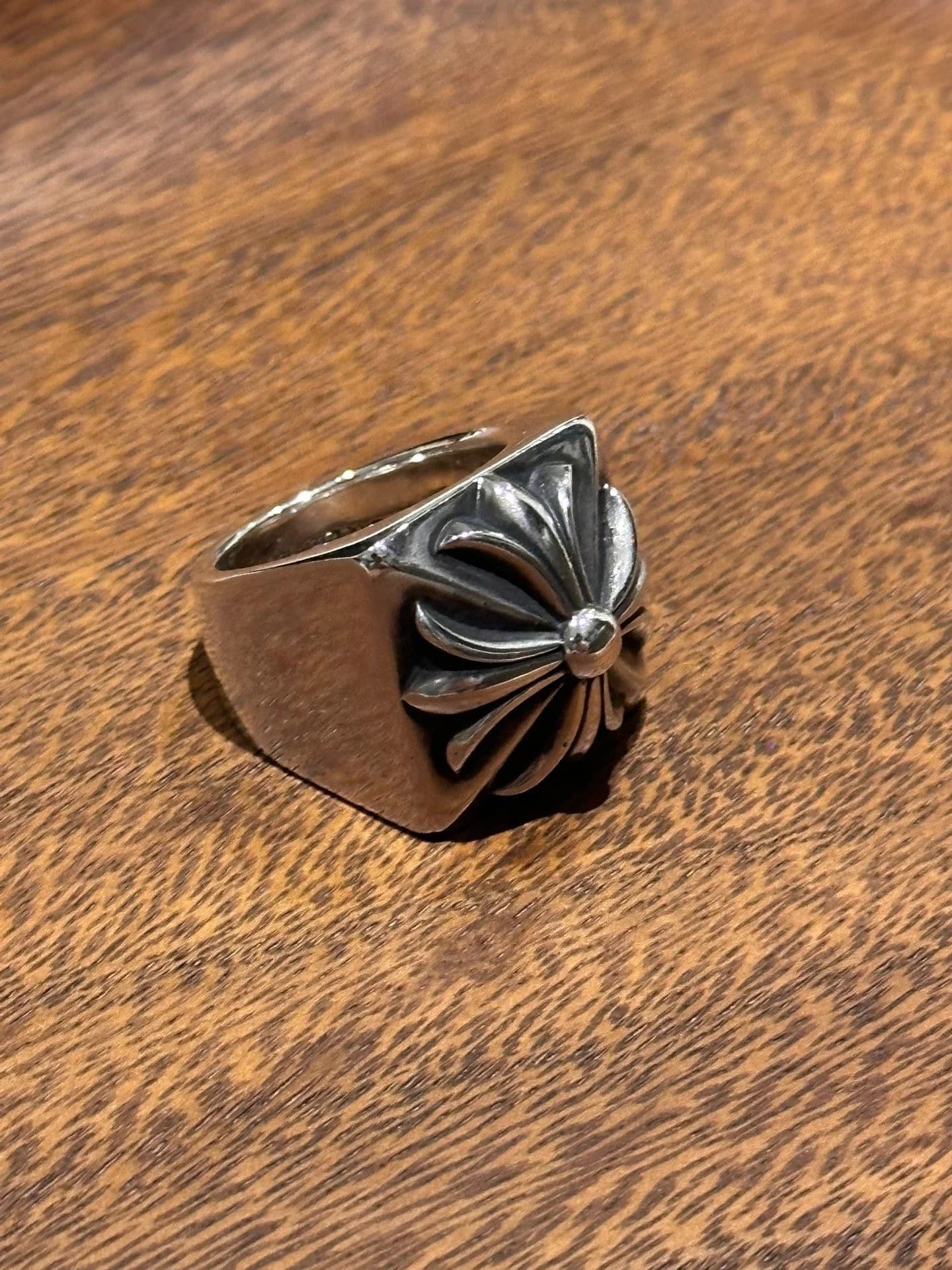 Серебряное кольцо Chrome Hearts Pyramid Plus, ракурс сбоку