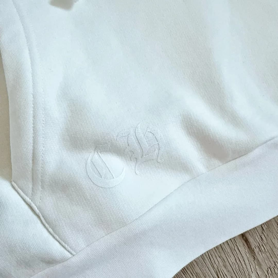 Деталь кармана-кенгуру белого худи Chrome Hearts