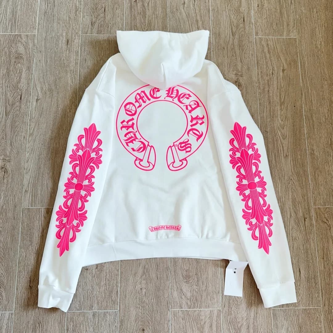 Белое худи Chrome Hearts с розовым принтом, вид со спины