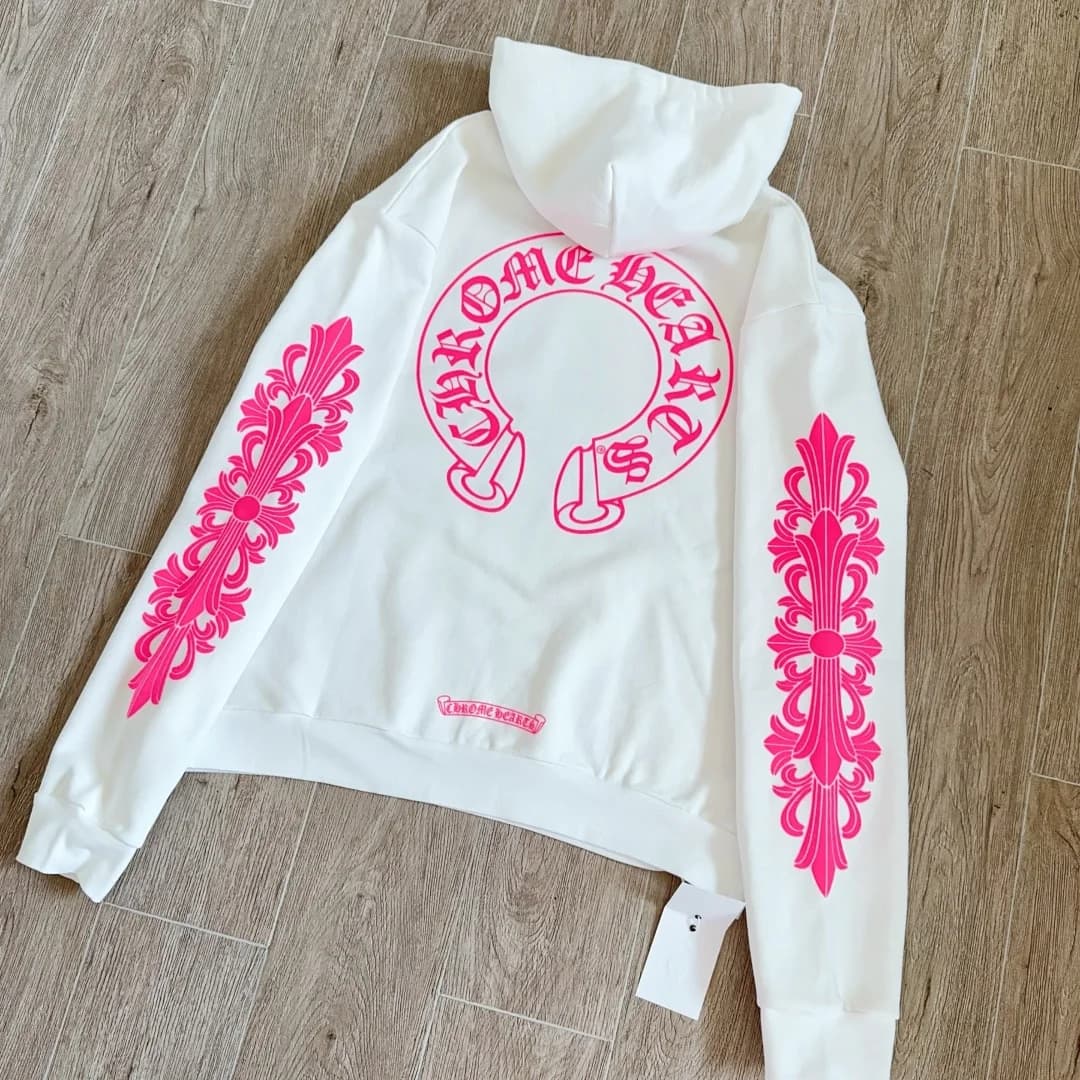 Белое худи Chrome Hearts с розовым принтом, вид со спины под углом