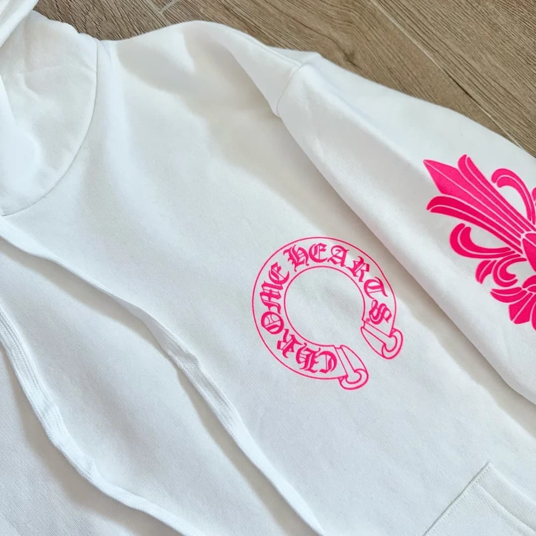 Деталь кроя белого худи Chrome Hearts с розовым принтом на груди
