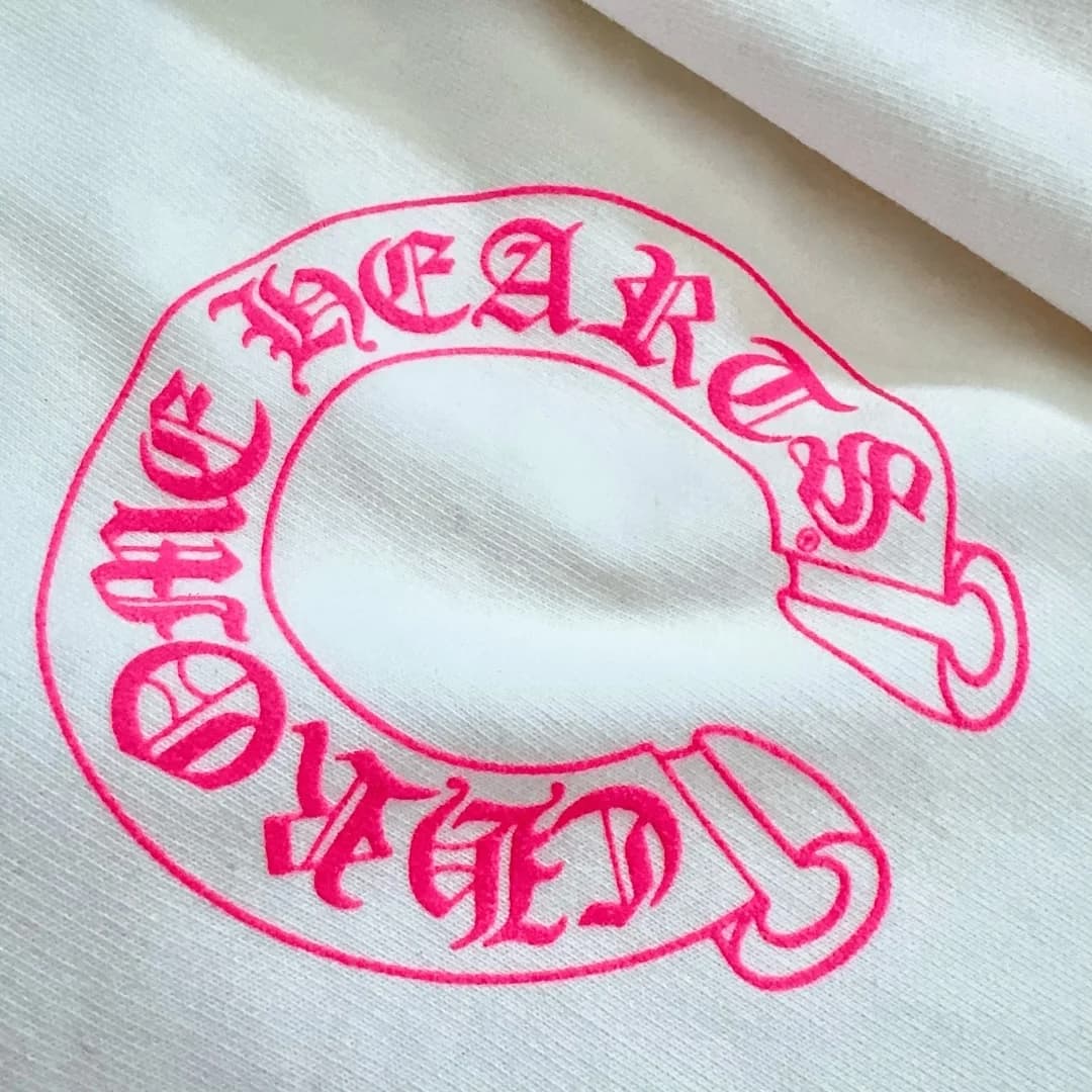 Крупный план розового принта в виде подковы Chrome Hearts