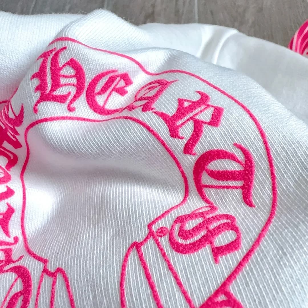 Крупный план розового логотипа Chrome Hearts