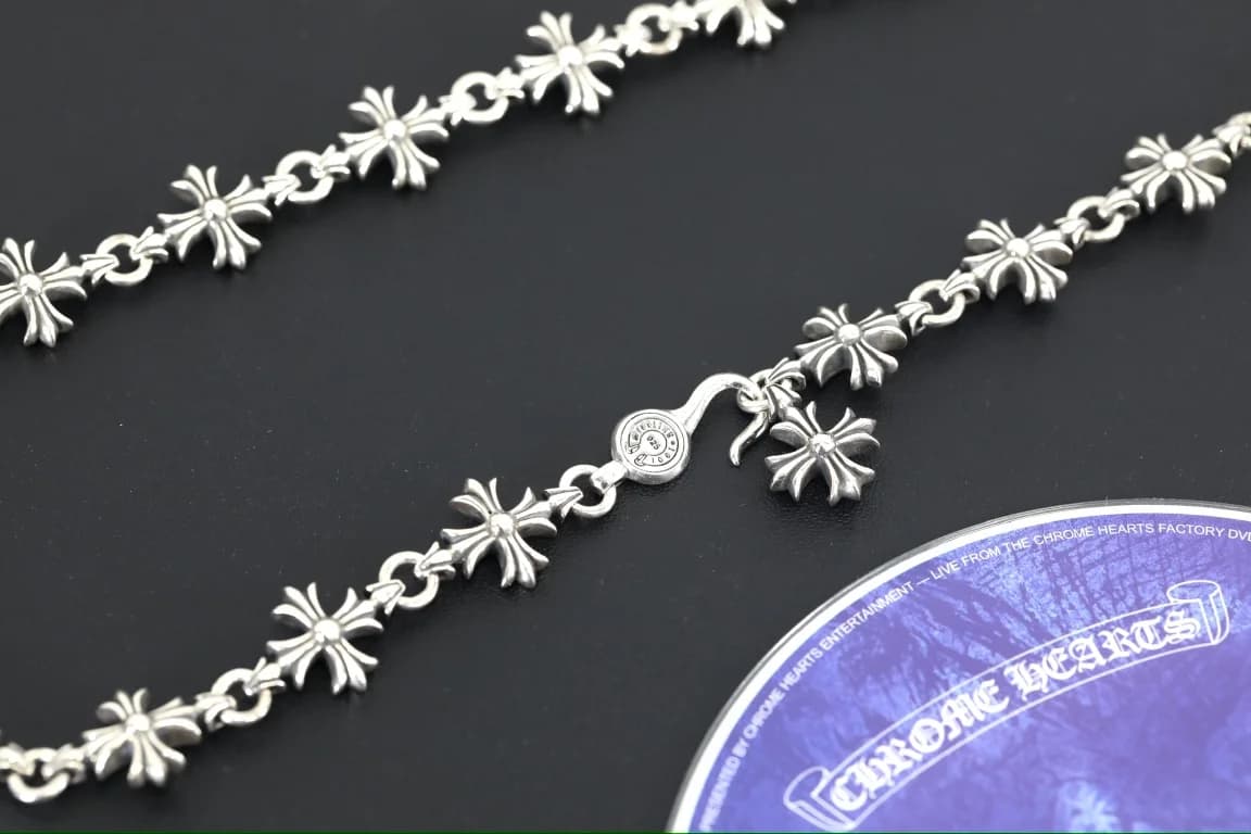 Замок-крючок и декоративные звенья колье Chrome Hearts