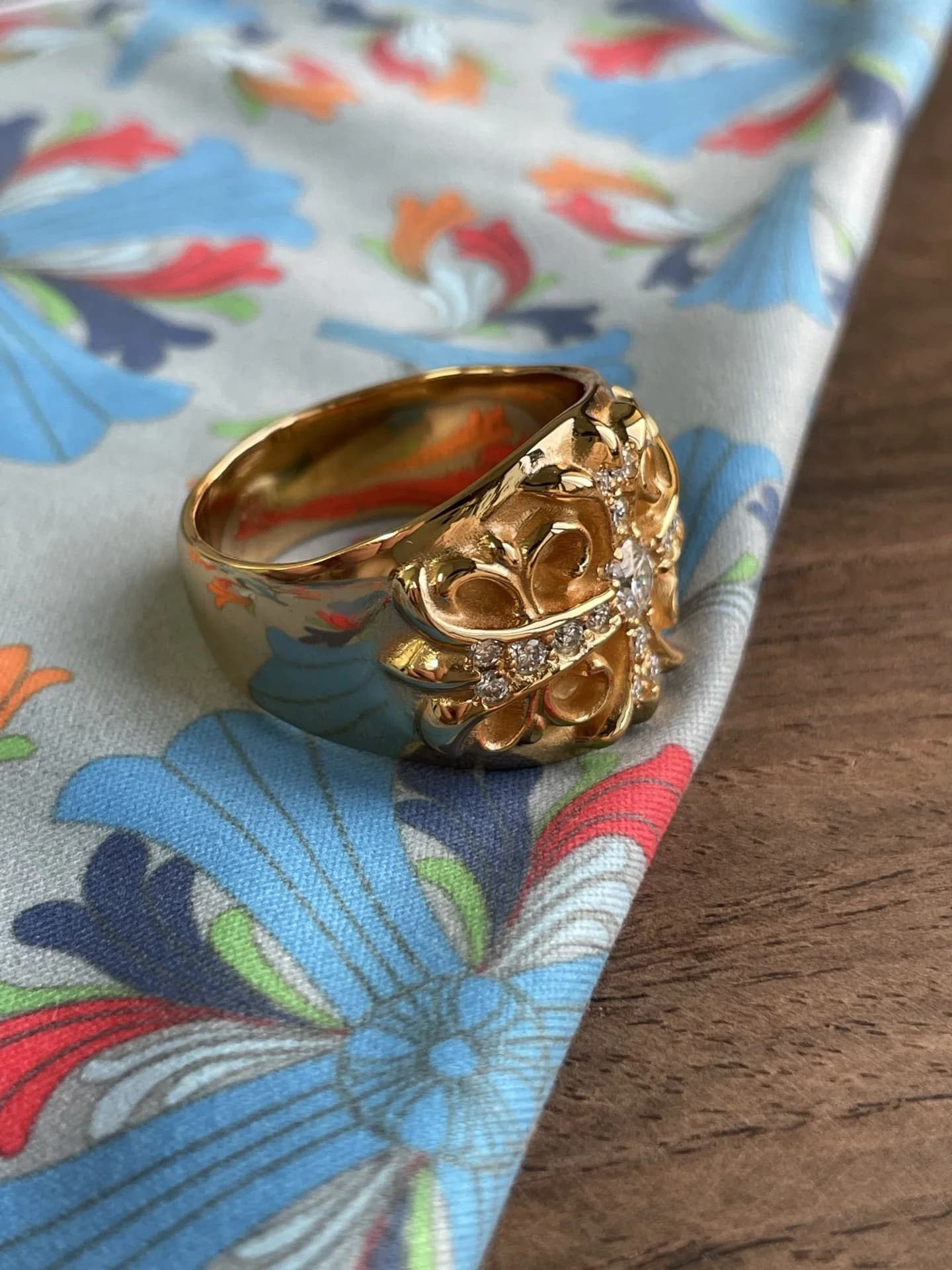 Массивное кольцо Chrome Hearts Keeper из желтого золота, вид сбоку