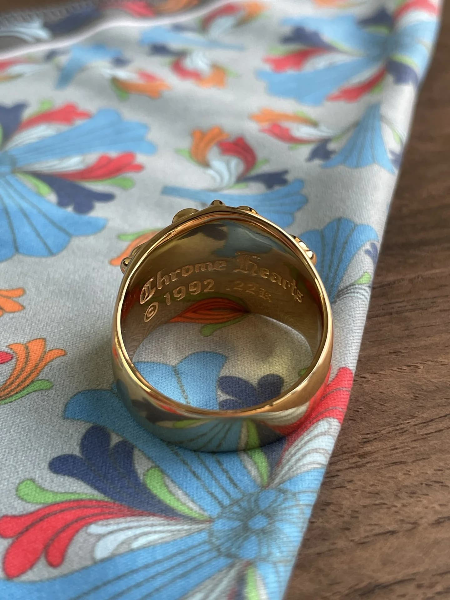 Внутренняя сторона кольца Chrome Hearts Keeper с фирменной гравировкой 22K