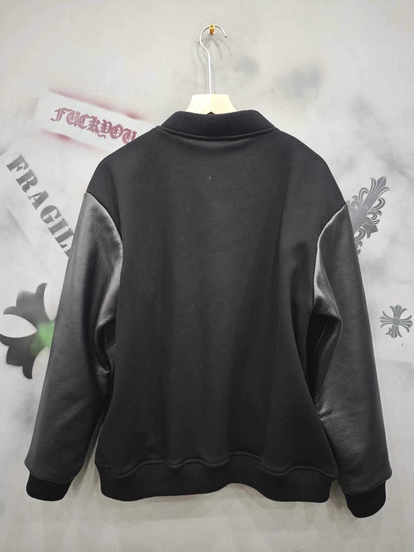 Черная куртка-бомбер Chrome Hearts с кожаными рукавами, вид сзади
