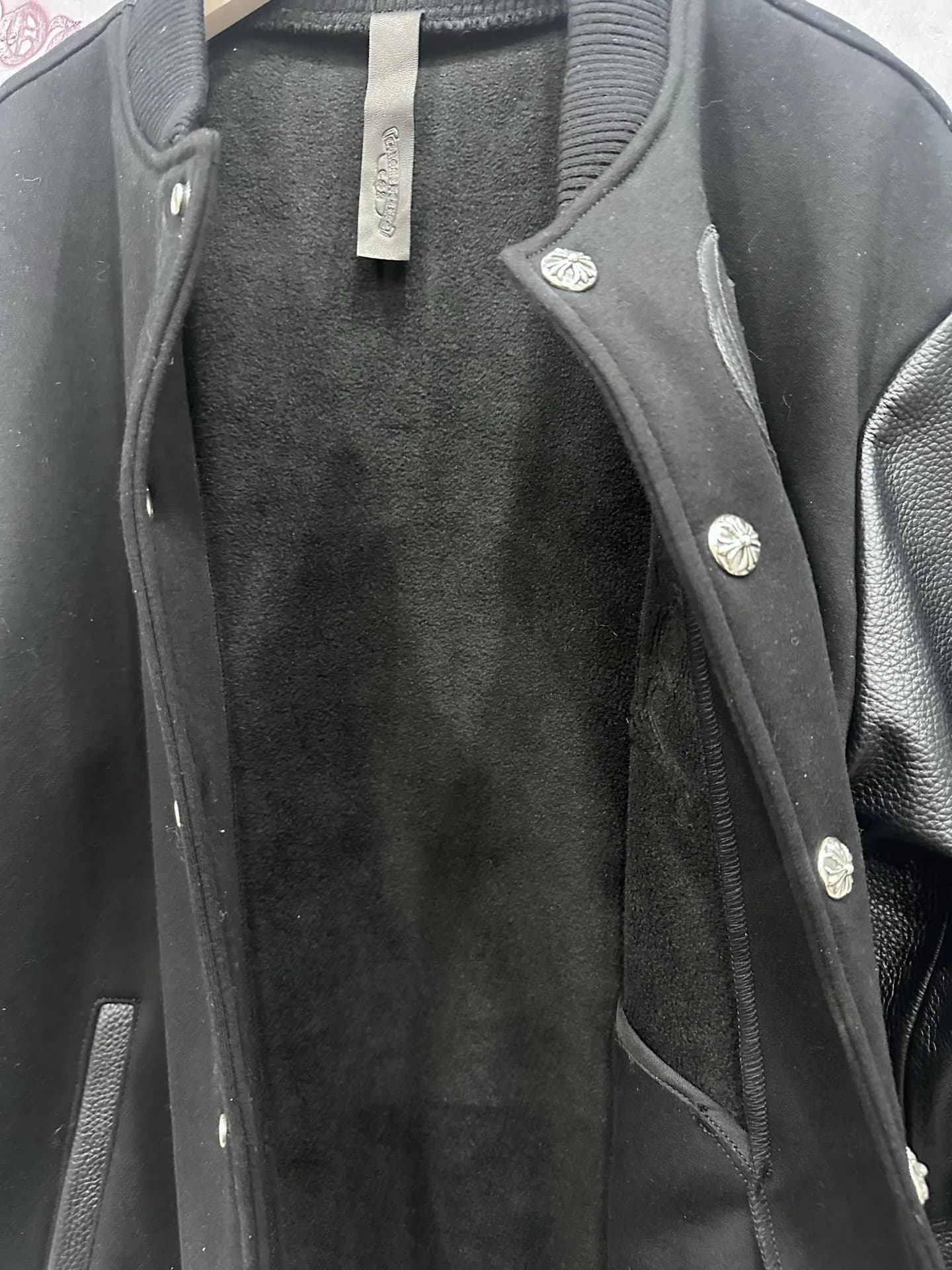Внутренняя часть куртки-бомбера Chrome Hearts с ворсистой подкладкой
