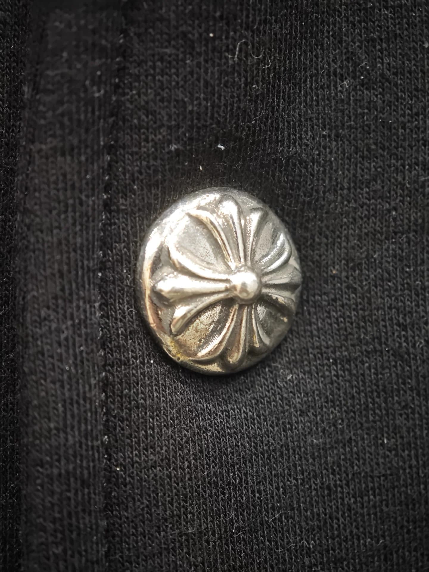 Металлическая кнопка с фирменным крестом Chrome Hearts