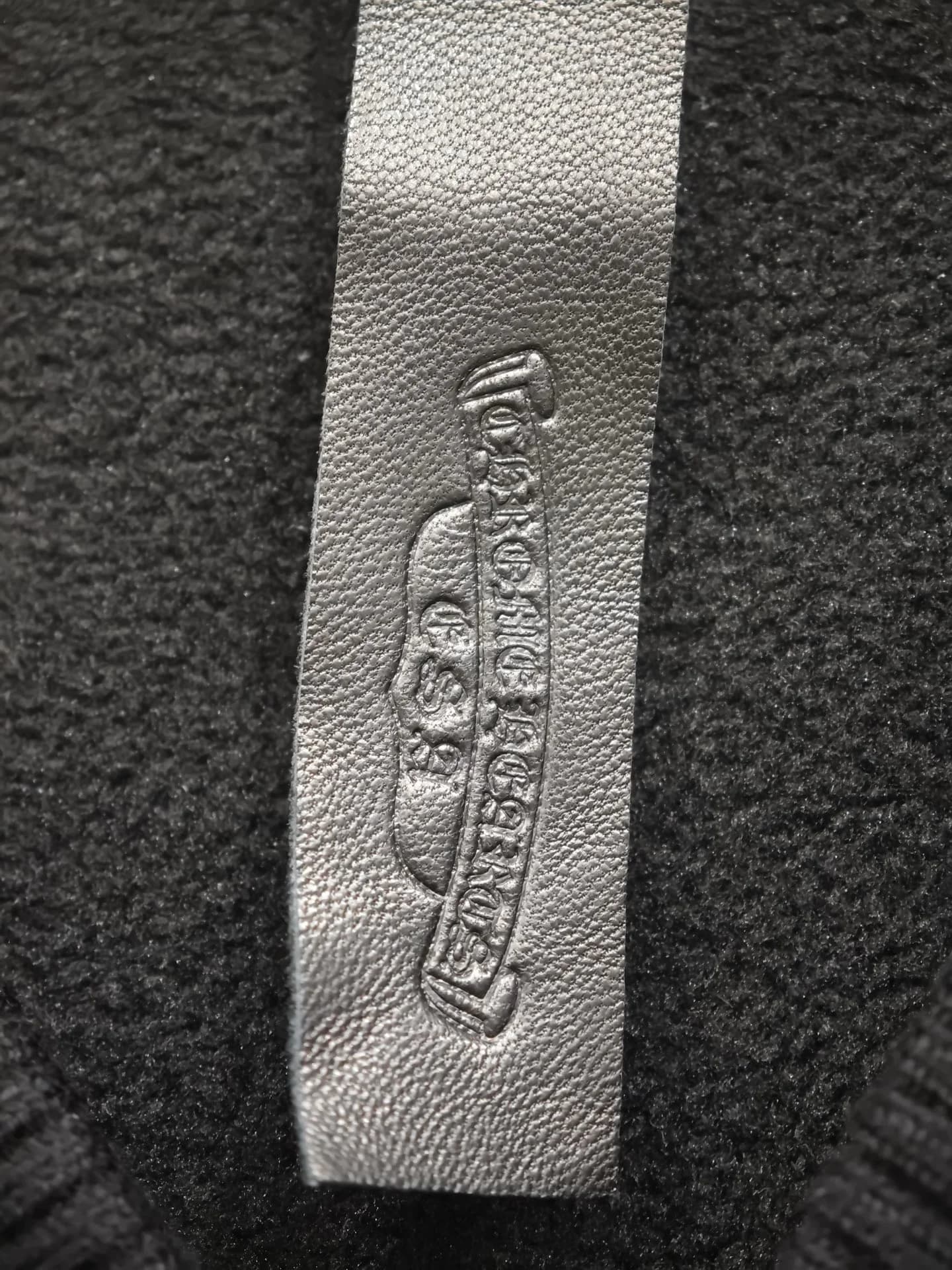 Кожаный ярлык с тиснением Chrome Hearts на воротнике куртки