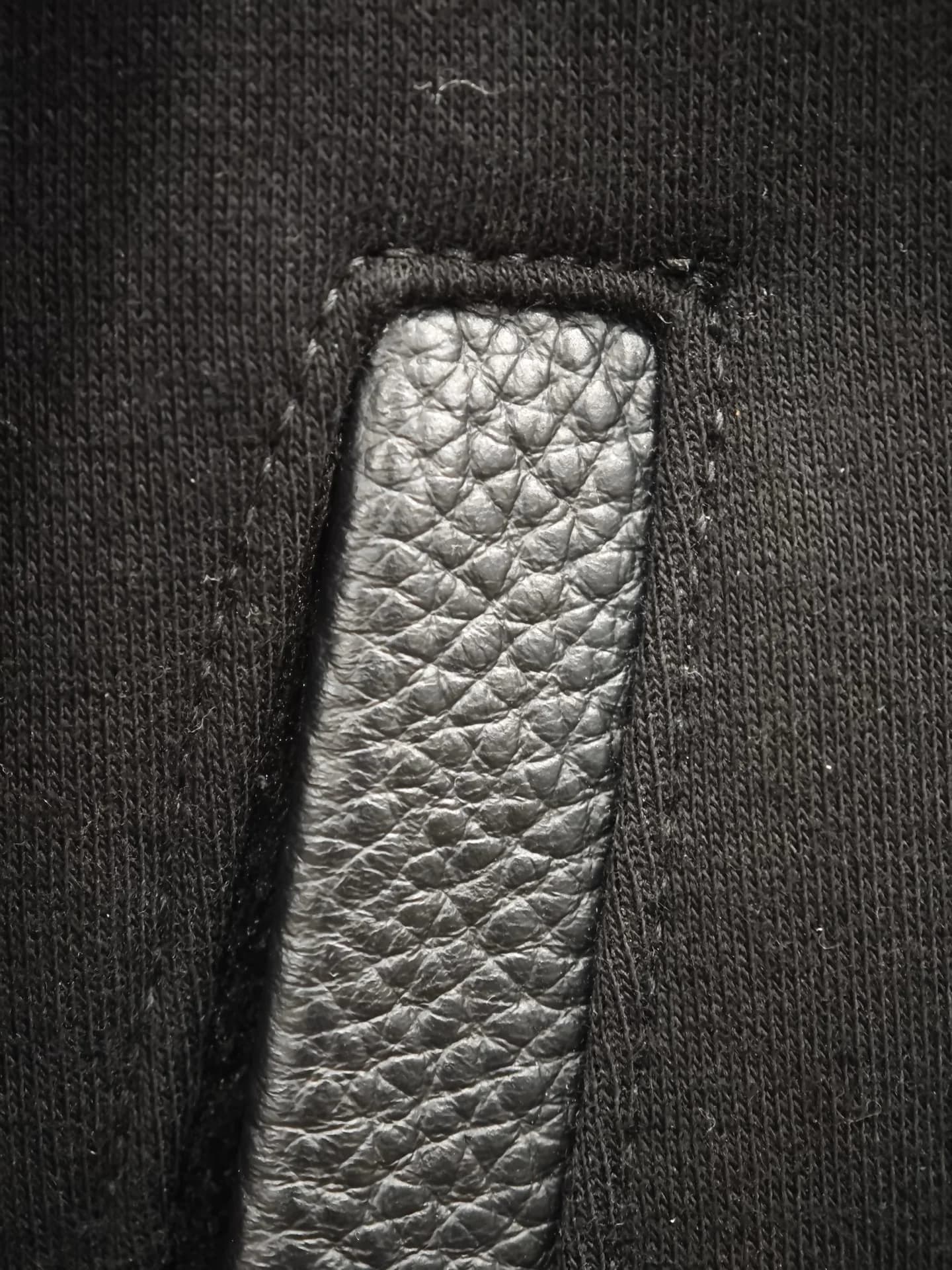 Деталь прорезного кармана с кожаной отделкой на куртке Chrome Hearts
