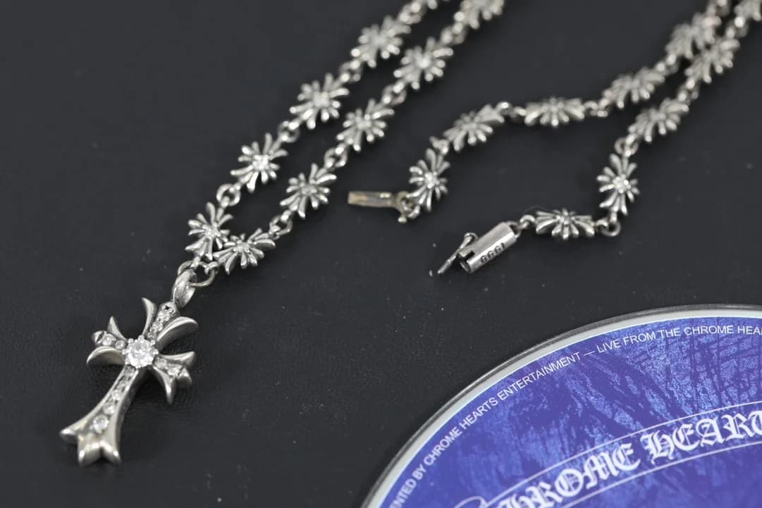 Подвеска-крест и элементы замка серебряного колье Chrome Hearts