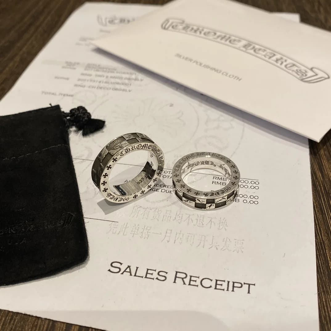 Серебряные кольца Chrome Hearts с гравировкой рядом с документами